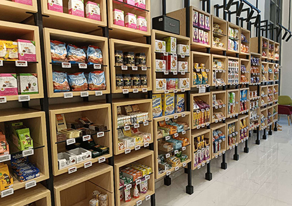 محل بقالة سوداني بعلامات أسعار إلكترونية