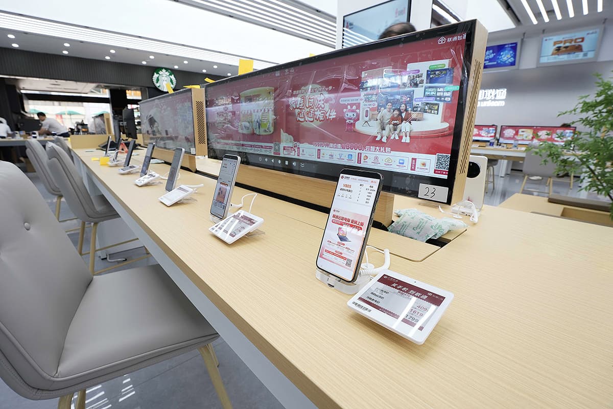 09 China Unicom Stores with  Electronic Labels.jpg