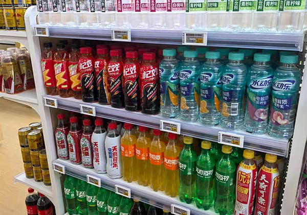 متجر الذكاء المريح مع لافتة رف رقمية