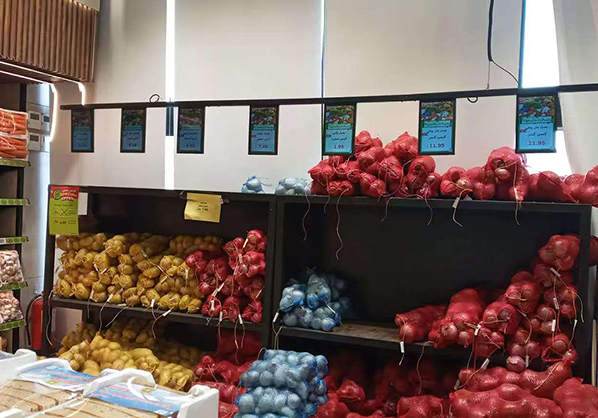 تطبيق الشاشات الرقمية في سوبرماركت بالقصيم، السعودية